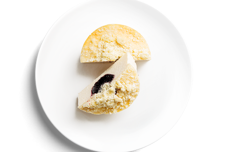 Творожная запеканка с черной смородиной