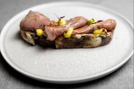 Ржаной тартин с ростбифом