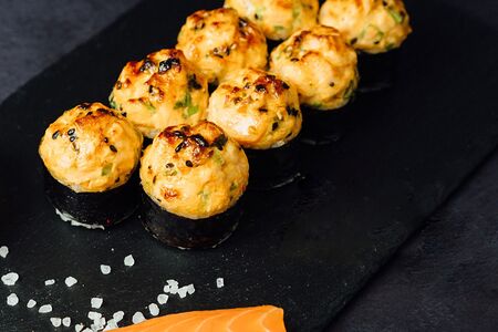 Запечённый Спайси-ролл с лососем