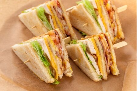 Двойной клаб сэндвич с курицей и беконом