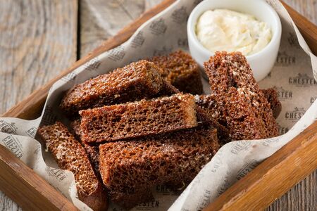 Гренки с сырным соусом