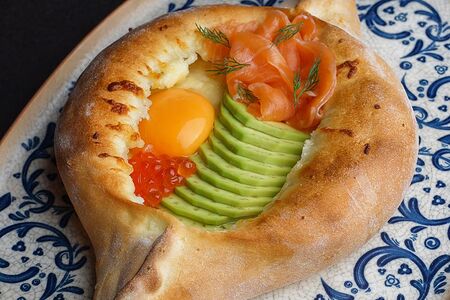 Аджарули с лососем, авокадо и красной икрой