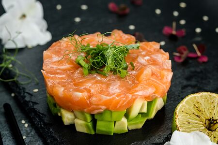 Тартар, лосось и авокадо