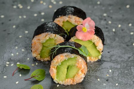 Замес из креветки, авокадо и рис