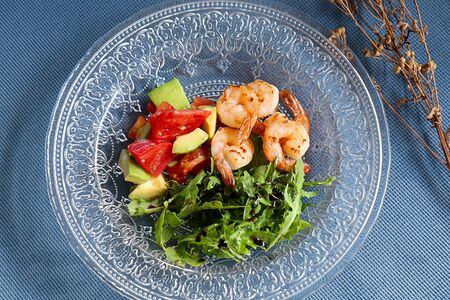 Креветки с руколой, томатами и авокадо