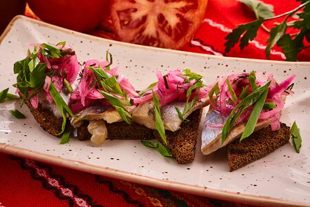 Херинга с ръжен тост