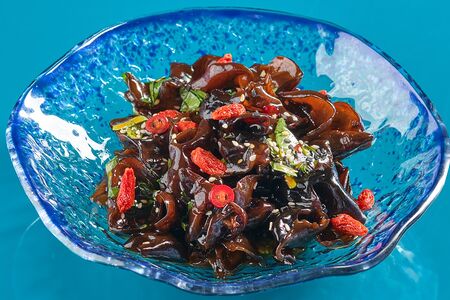 Древесные грибы и ягоды годжи