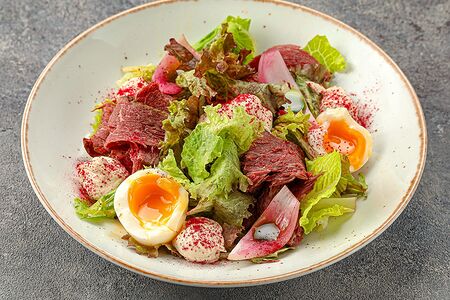 Салат из розовой говядины с соусом из тунца, беби-картофелем и хрустящим миксом салатных листьев