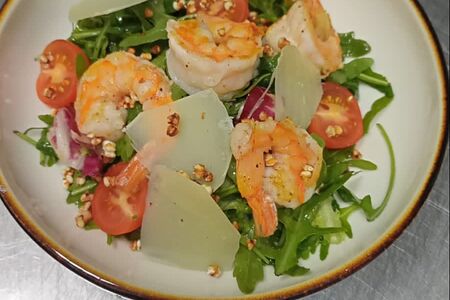 Салат с рукколой и креветками