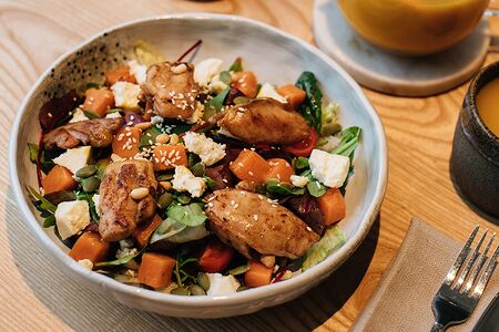 Тёплый салат с бататом и курицей