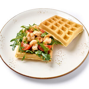 Вафли с креветками и соусом песто