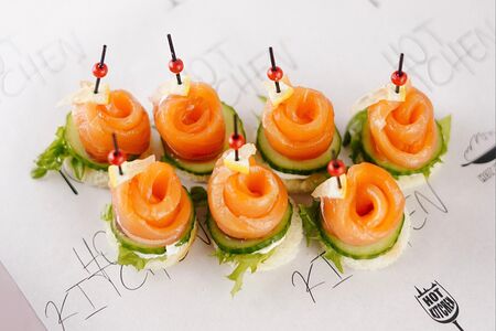 Канапе с красной рыбой