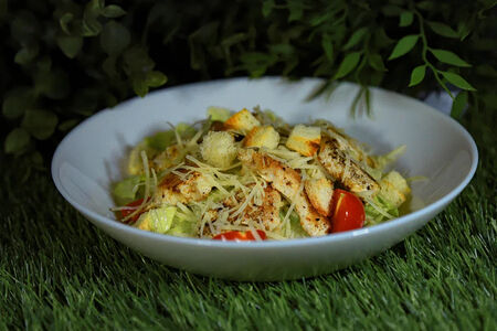 Салат Цезарь с курицей