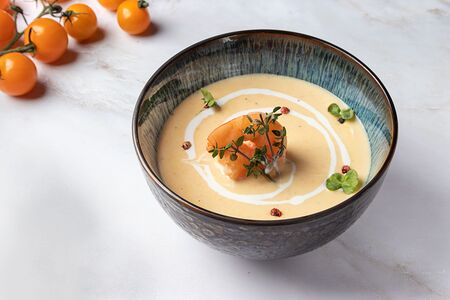 Сырный суп с тигровыми креветками