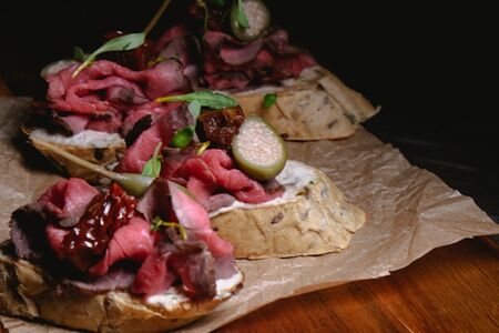 Брускетта с ростбифом и вялеными томатами