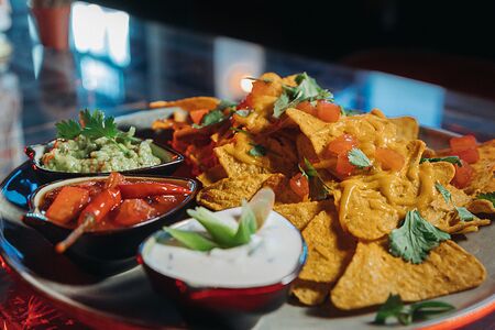 Начос с тремя соусами