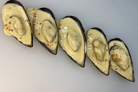 Мидии в сливочно-икорном соусе