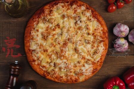 Пицца с курицей и ананасами