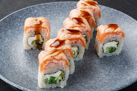 Ролл с опаленным лососем и снежным крабом