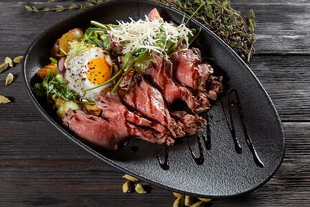 Салат с ростбифом и печеным картофелем