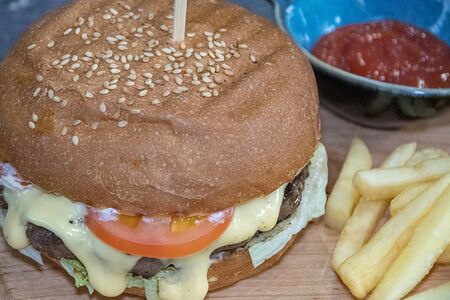 Бургер с говядиной и фри