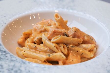 Пенне с лососем в сливочном соусе