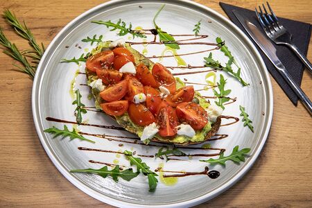 Тост с авокадо, моцареллой и томатами