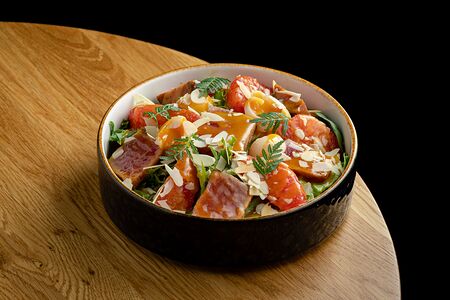 Салат с тунцом, грейпфрутом и личи с апельсиновым соусом