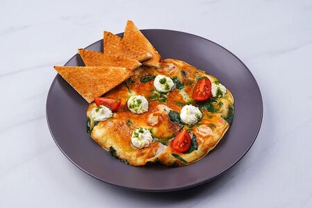 Омлет с креветками и шпинатом