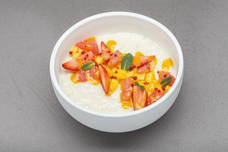 Каша из рисовых хлопьев с манго и ягодами