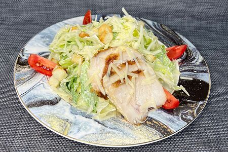 Салат Цезарь с цыпленком