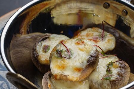 Шляпки шампиньонов, запечённые с сыром сулугуни