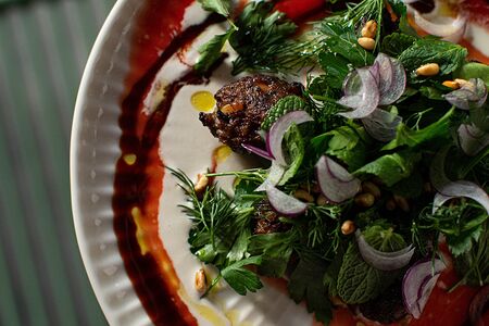 Кюфта из ягненка и телятины с салатом из зелени