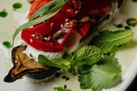 Запечённый баклажан с хумусом