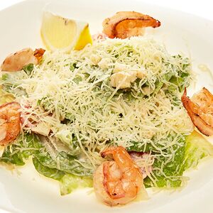 Салат Цезарь с королевскими креветками