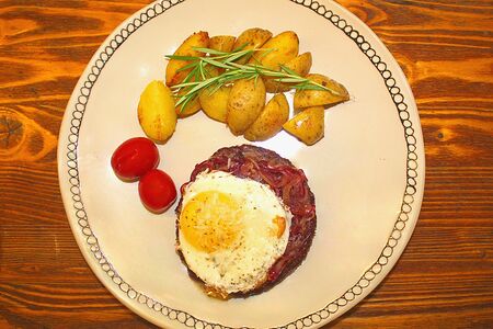 Бифштекс с картофелем беби