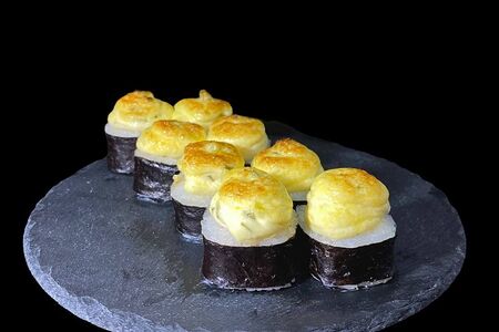 Запеченный с лососем и луком