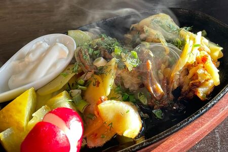 Сковородочка с молодым картофелем и лесными грибами