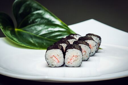 Ролл с креветкой