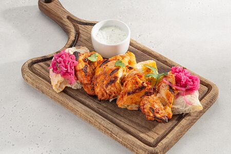 Маринованный цыплёнок из хоспера с соусом дзадзики и пшеничной лепешкой