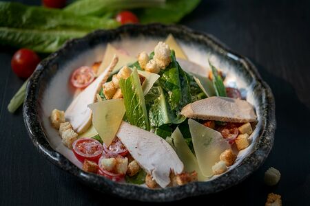 Салат Цезарь с курицей