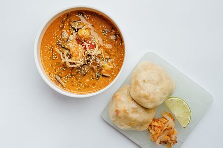 Том ям с овощным бао 