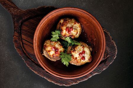 Шампиньоны с курицей и сыром