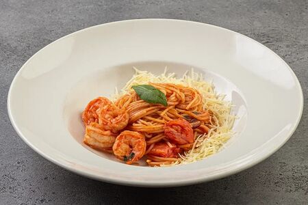 Спагетти с томатами и креветками