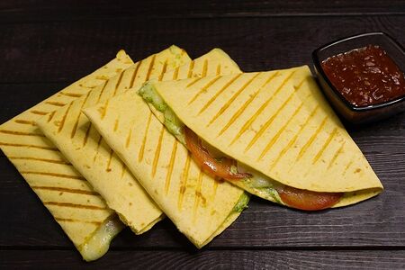 Кесадилья со шпинатом и томатами