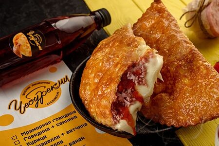 Чебурек с моцареллой и ветчиной