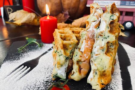 Сэндвич из кабачковых вафель с красной рыбой