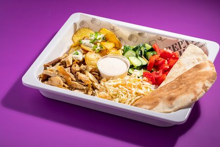 Шаверма на тарелке с картофелем по-домашнему