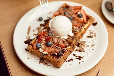 Вафля с крем-чизом, ягодами и шоколадом