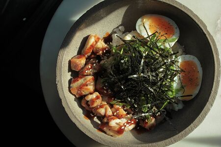 Поке с цыпленком и орехами